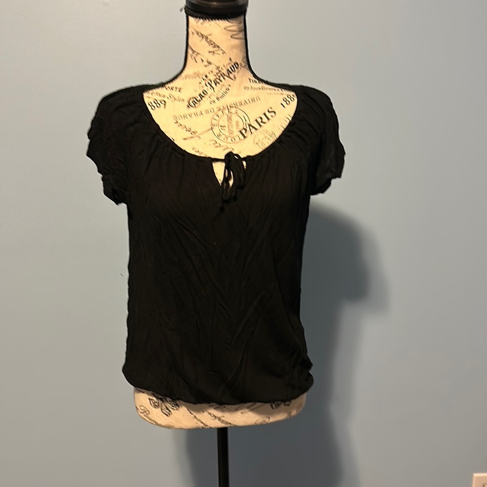 Old navy shirt sleeved shirt